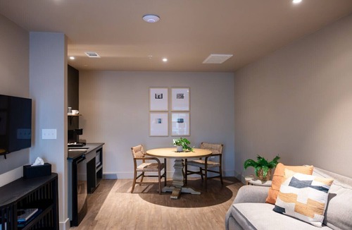 Brazos Bed & Breakfast | Gloria Inn 2 -5 minutes from Baylor and 2 Blocks to Magnolia