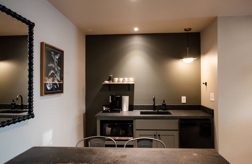 Brazos Hotel | Gloria Inn-5 minutes from Baylor and 2 Blocks to Magnolia