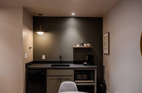 Brazos Hotel | Gloria Inn Unit 3- 5 minutes from Baylor and 2 Blocks to Magnolia