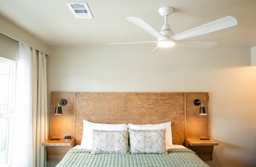 Brazos Hotel | Gloria Inn Unit 4 -5 minutes from Baylor and 2 Blocks to Magnolia