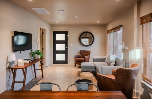 Brazos Hotel | Gloria Inn Unit 5 -5 minutes from Baylor and 2 Blocks to Magnolia