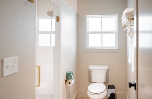 Brazos Hotel | Gloria Inn Unit 5 -5 minutes from Baylor and 2 Blocks to Magnolia