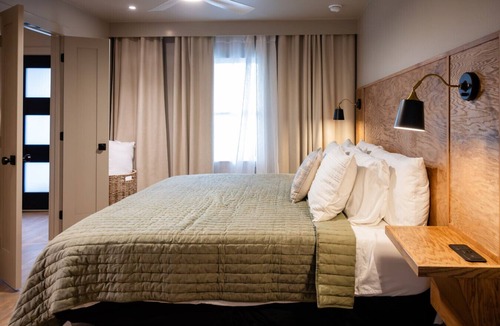 Brazos Hotel | Gloria Inn Unit 8 -5 minutes from Baylor and 2 Blocks to Magnolia