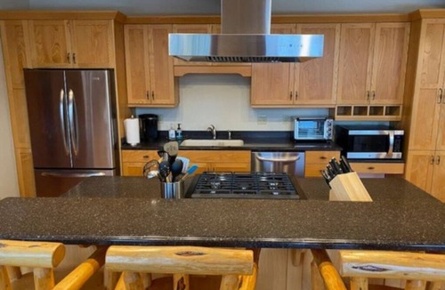 Coram House | Glorious Montana Haven, Views, and Hot Tub