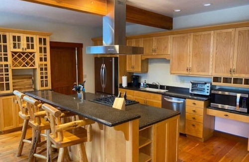 Coram House | Glorious Montana Haven, Views, and Hot Tub