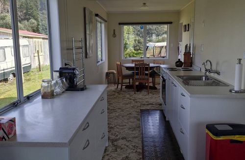 Kawhia Cottage | Glorious views and relaxation a plenty
