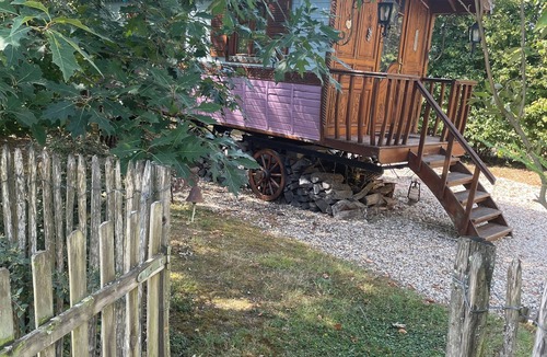 Pugnac Bed & Breakfast | Glorit's caravan