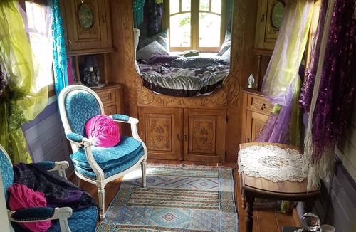 Pugnac Bed & Breakfast | Glorit's caravan