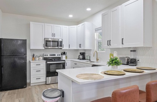 Near East Side Apartment | Glorius Amazing 2br/1ba Stay Near Lively Downtown!
