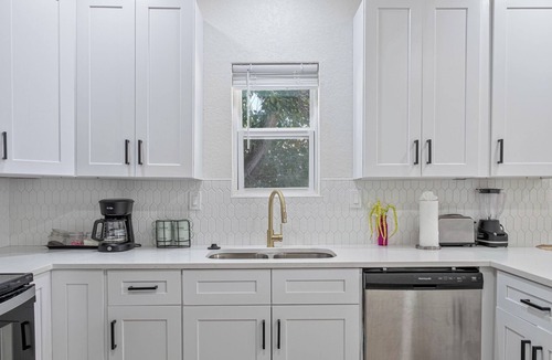 Near East Side Apartment | Glorius Amazing 2br/1ba Stay Near Lively Downtown!