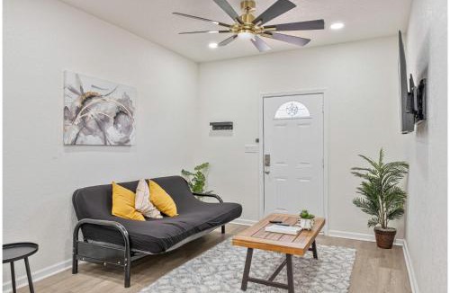 Near East Side Apartment | Glorius Amazing 2BR1BA Stay Near Lively Downtown
