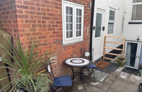 Gloucester Apartment | Gloucester - Apartment - Sleeps 2 - Parking - 97ws