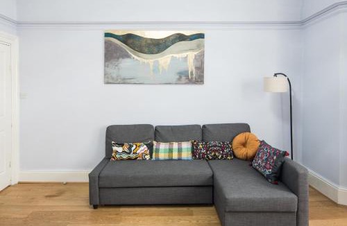 Courtfield Apartment | Gloucester Station Gem: 3 Bedroom Oasis