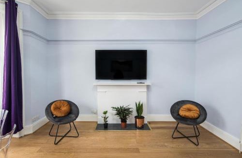 Courtfield Apartment | Gloucester Station Gem: 3 Bedroom Oasis