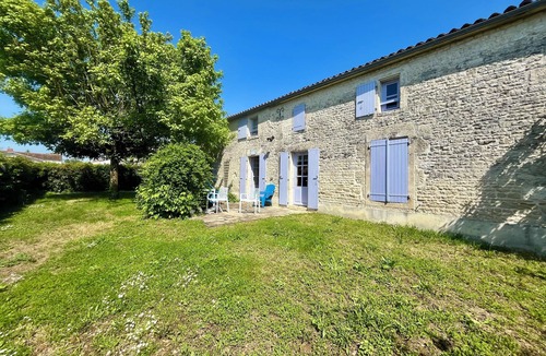 Nalliers House | Glycine, gîte sleeps 7
