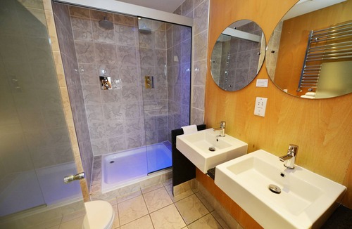 Renfrew Hotel | Glynhill Hotel