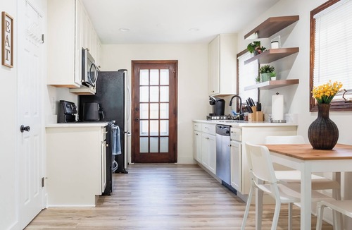 Upper Arlington House | Go Buckeyes!Stylish 3-Level Haven Near OSU,PS5,Skylight, Fully fenced Backyard