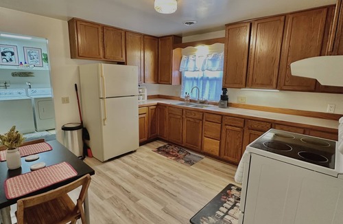 Lansing House | GO GREEN RETREAT:10min MSU; 11min Sparrow; 7min Reo Town-QUIET & COZY