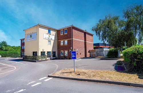 Quedgeley Apartment | GO2 Gloucester Hotel by OYO | Standard Twin