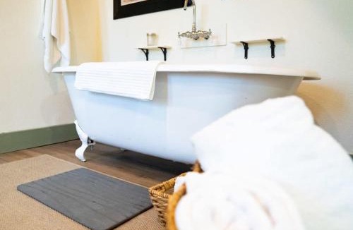 San Marcos House | Goat-Tastic Retreat: Tub, Fire Pit, Porch & Pool