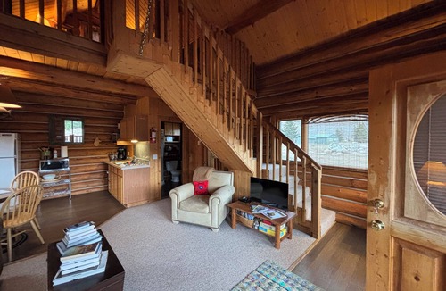 Cameron Cabin | God's beauty abounds! Private log cabin on the Madison River! See Yellowstone!