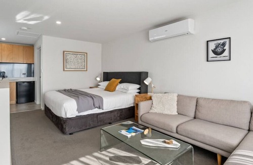 Golden Point Apartment | GOL001 · Elegant studio - walk to CBD. Perfect for workers