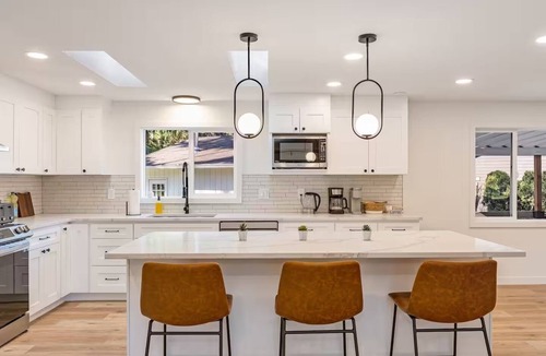 Gold Bar House | Gold Bar Basecamp – Modern and spacious riverfront home w/hot tub