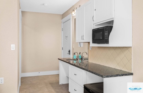 Traverse City Hotel | 🏖️ Gold Coast Inn | Breathtaking Lake Views Corner Rm 208