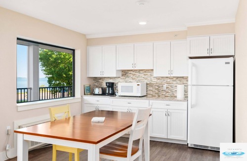 Traverse City Hotel | 🏖️ Gold Coast Inn | Breathtaking Lake Views Corner Rm 208