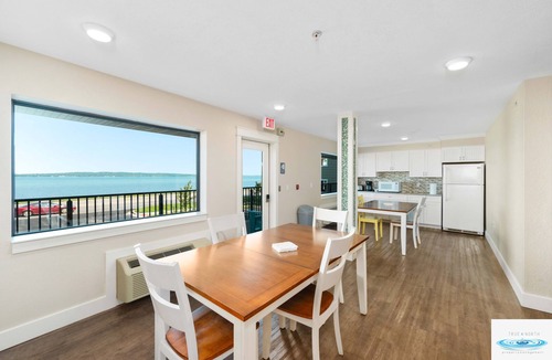 Traverse City Hotel | 🏖️ Gold Coast Inn | Breathtaking Sunsets w/Lake View ➠ 207
