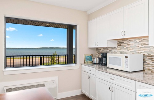 Traverse City Hotel | 🏖️ Gold Coast Inn | Breathtaking Sunsets w/Lake View ➠ 207