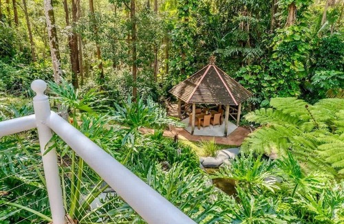 Bonogin House | Gold Coast Pet-friendly Nature House