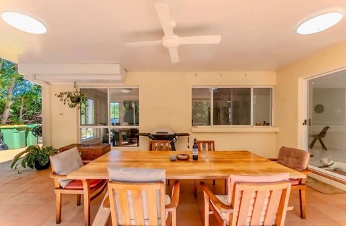 Bonogin House | Gold Coast Pet-friendly Nature House