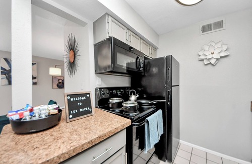 Houston Apartment | Gold cup,Wrk frm home,Galleria,NRG,Pool,Sleeps 7, Keyshia Cole, Russ
