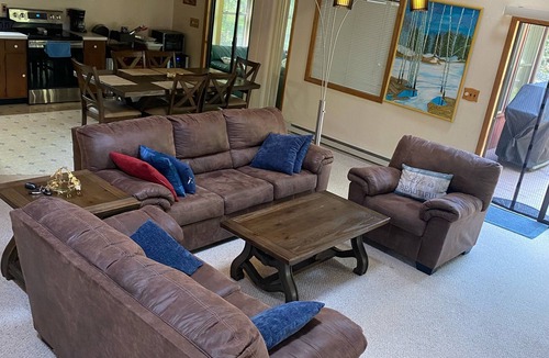 Lake Ariel House | Gold Rated Community with so much to do ! Pools & beaches, golf & Tiki Bar