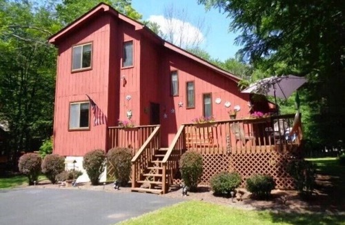 Lake Ariel House | Gold Rated Community with so much to do ! Pools & beaches, golf & Tiki Bar