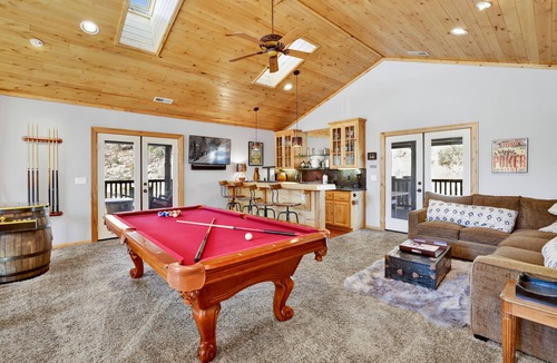 Eagle Mountain Estates Cabin | Gold Rush Lodge Luxe Log Cabin Chalet at Big Bear Lake