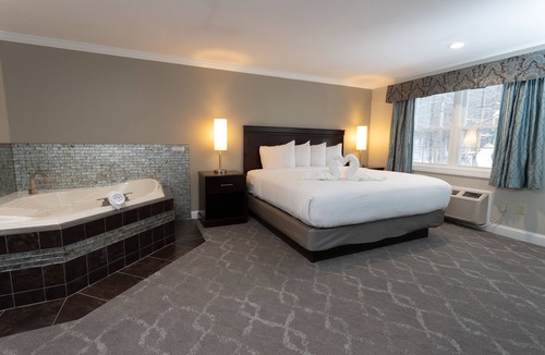 Bartlett Hotel | Golden Apple Inn