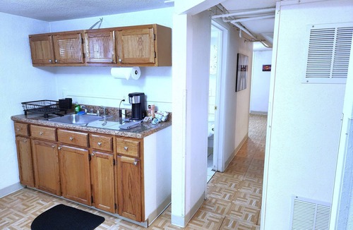 Golden Apartment | Golden Flat-1 BR Basement Apt + Office-30+ Day Stay-W/D
