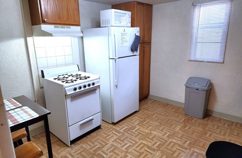 Golden Apartment | Golden Flat-1 BR Basement Apt + Office-30+ Day Stay-W/D