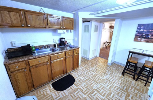 Golden Apartment | Golden Flat-1 BR Basement Apt + Office-30+ Day Stay-W/D