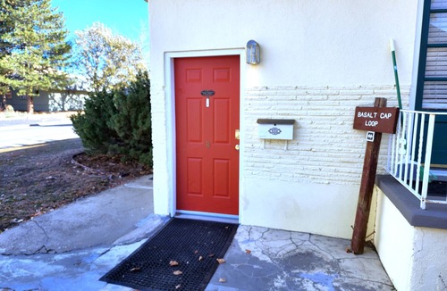 Golden Apartment | Golden Flat-1 BR Basement Apt + Office-30+ Day Stay-W/D