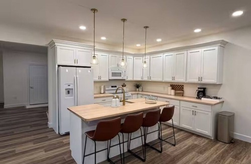 Mount Aetna Apartment | Golden Glow Getaway