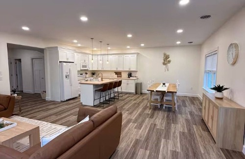 Mount Aetna Apartment | Golden Glow Getaway