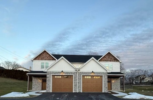 Mount Aetna Apartment | Golden Glow Getaway