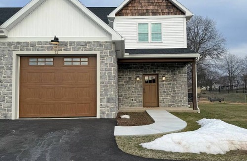 Mount Aetna Apartment | Golden Glow Getaway