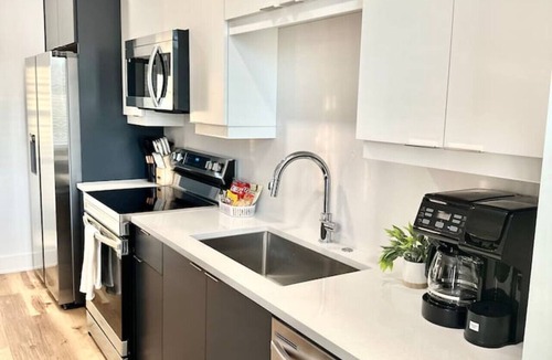 Garden Hills Apartment | Golden Glow Style | Comfort & Central | Buckhead