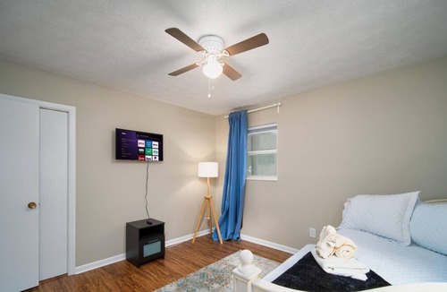 Orange Park House | ~Golden Grotto Sleeps 10 Deluxe @ Doctor's Lake~