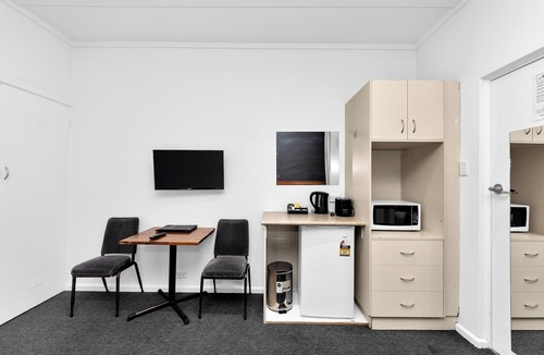 Golden Square Hotel | Golden Hills Motel