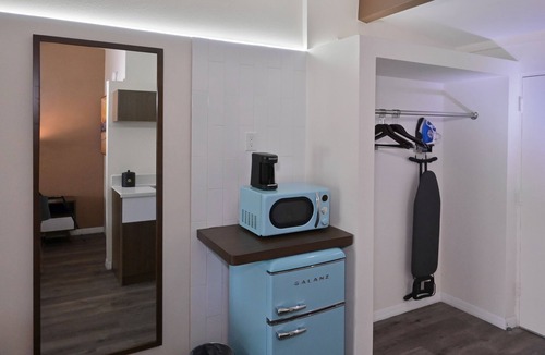 Indian Beach Sapphire Shores Hotel | Golden Host Resort - Sarasota